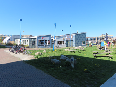 912804 Gezicht op loodsen, waaronder een Buurtwerkkamer van Hart voor Leidsche Rijn op het terrein van Stadslab Raum ...